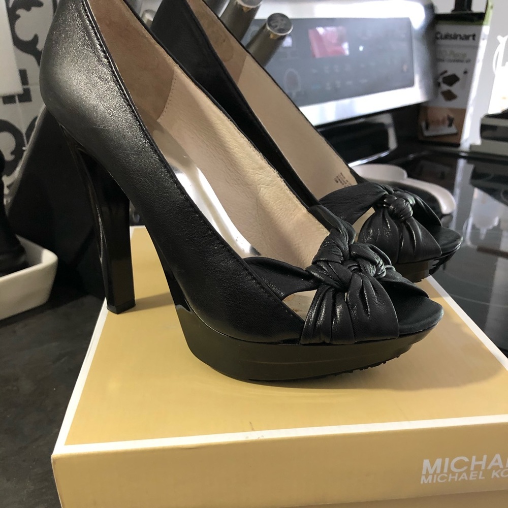 Ladies 7.5 Michael Kors platform